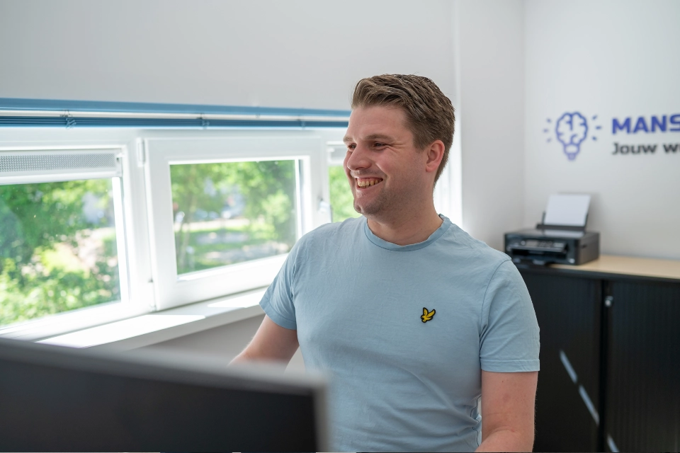 Online Marketing bureau Mansier marketing werkfoto Bart Mansier – SEO specialist uit Zwolle – werkt aan de online vindbaarheid van een klantwebsite